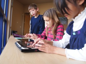 Students using iPads in school. Image via Flickr by flickingerbrad.